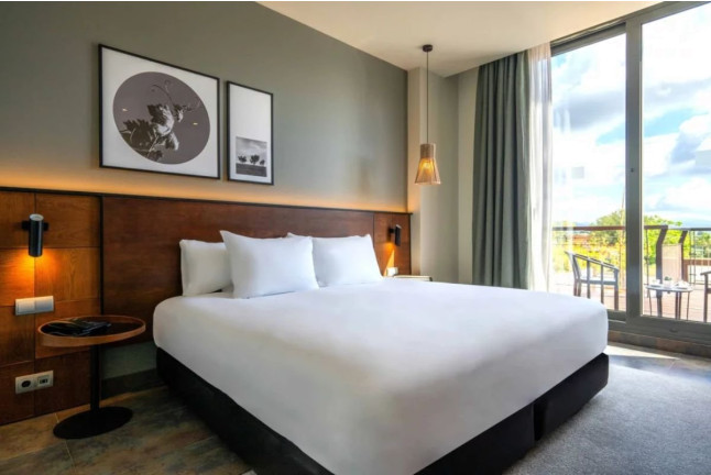 Escapada Enológica: Noche con Spa y Comida en Hotel Dolce by Wyndham 4* Sup y Visita a Bodega y Cata de Vino para dos (Barcelona)