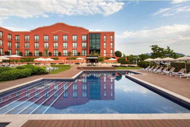 Escapada Enológica: Noche con Spa y Comida en Hotel Dolce by Wyndham 4* Sup y Visita a Bodega y Cata de Vino para dos (Barcelona)