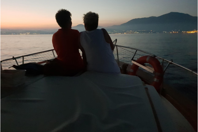 Paseo al Atardecer, Alojamiento en Barco y Cena para dos (Estepona, Málaga)