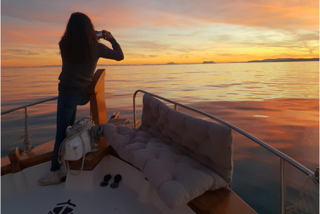 Paseo al Atardecer, Alojamiento en Barco y Cena para dos (Estepona, Málaga)