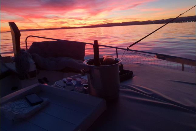 Paseo al Atardecer, Alojamiento en Barco y Cena para dos (Estepona, Málaga)