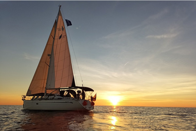 Puesta de Sol en Velero Privado con Cava y Opción a Cena y Noche a Bordo para dos (Barcelona)