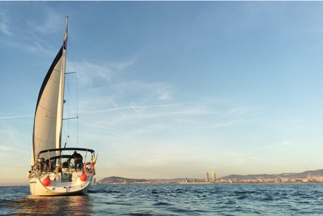 Puesta de Sol en Velero Privado con Cava y Opción a Cena y Noche a Bordo para dos (Barcelona)