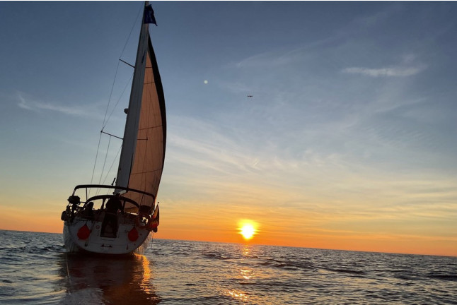 Puesta de Sol en Velero Privado con Cava y Opción a Cena y Noche a Bordo para dos (Barcelona)