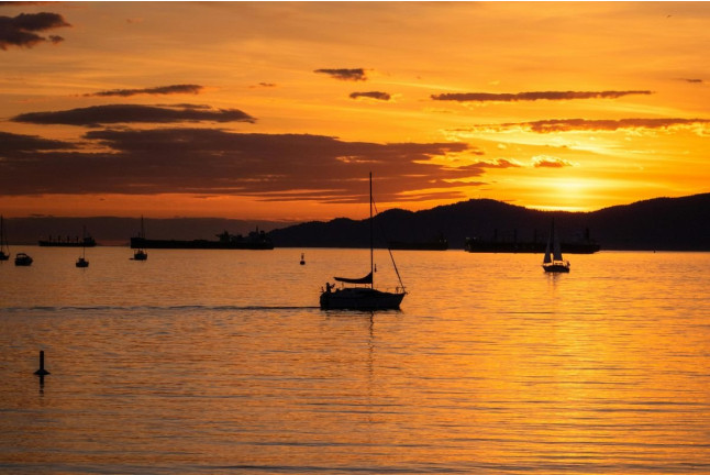 Puesta de Sol Exclusiva en Barco (Vigo)