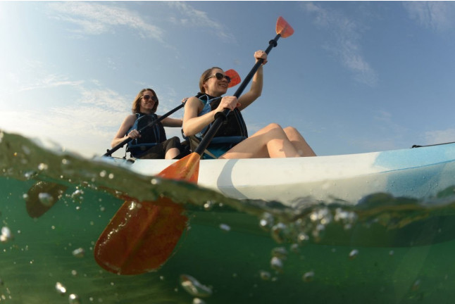 Alquiler de Kayak Doble con Snorkel Opcional (Castelldefels, Barcelona)