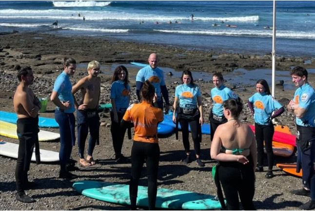 Clase de Surf Grupal al Amanecer o Atardecer (Arona, Santa Cruz de Tenerife)