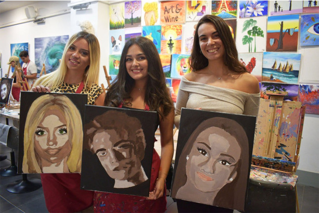 Sesión Art & Wine: Taller de Retratos Personalizados con Vino Ilimitado (Barcelona)