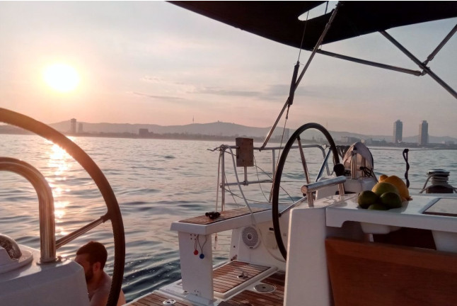 Atardecer en Velero Compartido con Barra Libre y Aperitivo (Barcelona)