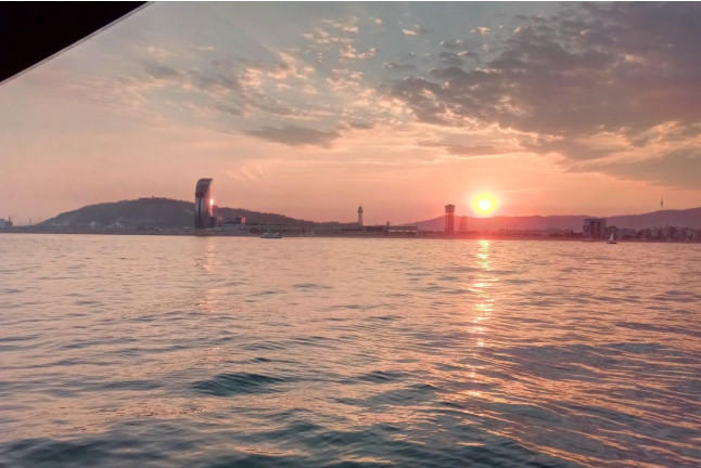 Atardecer en Velero Compartido con Barra Libre y Aperitivo (Barcelona)