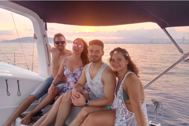 Atardecer en Velero Compartido con Barra Libre y Aperitivo (Barcelona)