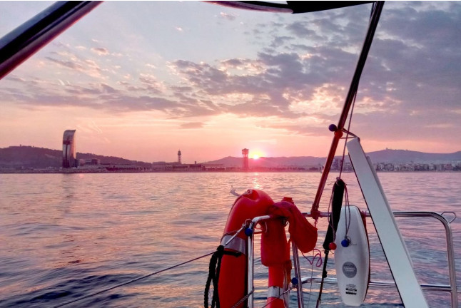 Atardecer en Velero Compartido con Barra Libre y Aperitivo (Barcelona)