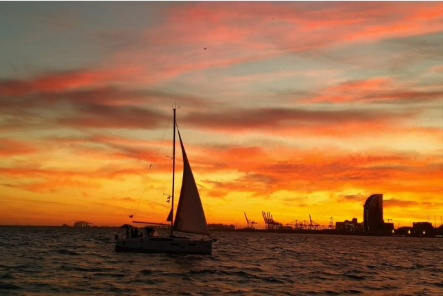 Atardecer Privado en Velero con Barra Libre (Barcelona)