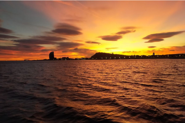 Atardecer Privado en Velero con Barra Libre (Barcelona)