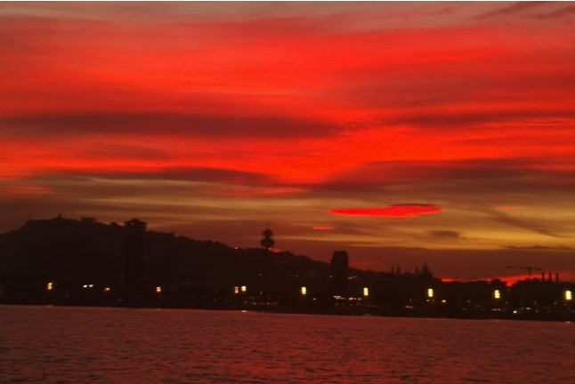Atardecer Privado en Velero con Barra Libre (Barcelona)