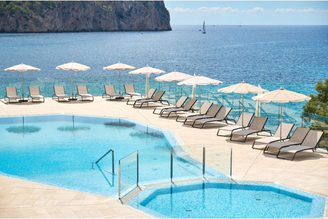 Escapada en Suite con Vistas, Desayuno y Spa en Bahía Suites Camp de Mar 4* (Camp de Mar, Mallorca)