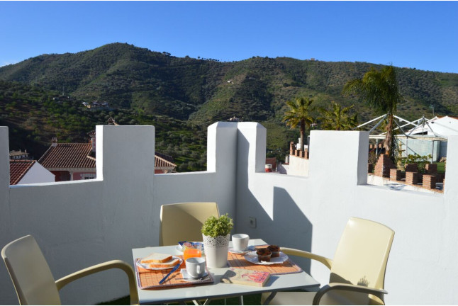 Escapada de 1 o 2 Noches con Desayuno en Apartamentos Rurales de Balcones de Bentomiz (Arenas, Málaga)