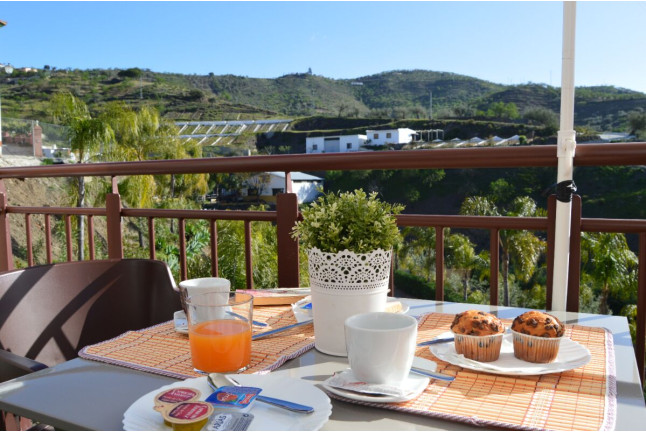 Escapada de 1 o 2 Noches con Desayuno en Apartamentos Rurales de Balcones de Bentomiz (Arenas, Málaga)