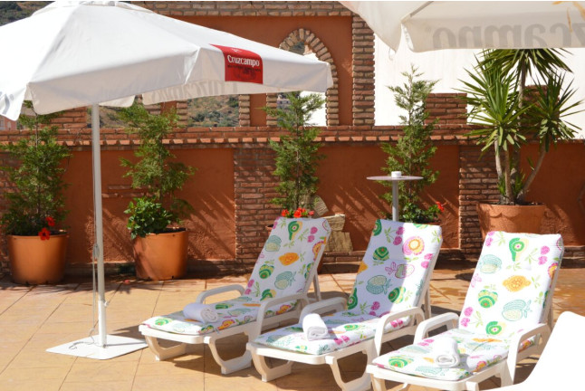 Escapada de 1 o 2 Noches con Desayuno en Apartamentos Rurales de Balcones de Bentomiz (Arenas, Málaga)