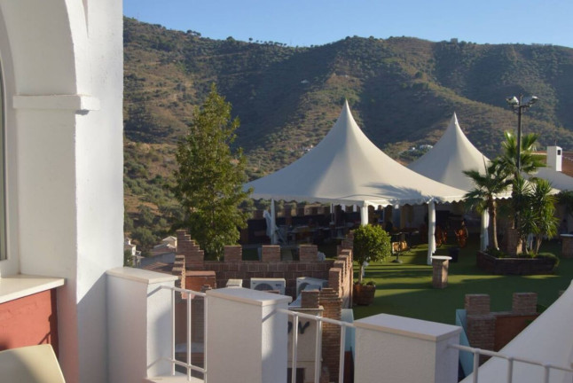 Escapada de 1 o 2 Noches con Desayuno en Apartamentos Rurales de Balcones de Bentomiz (Arenas, Málaga)