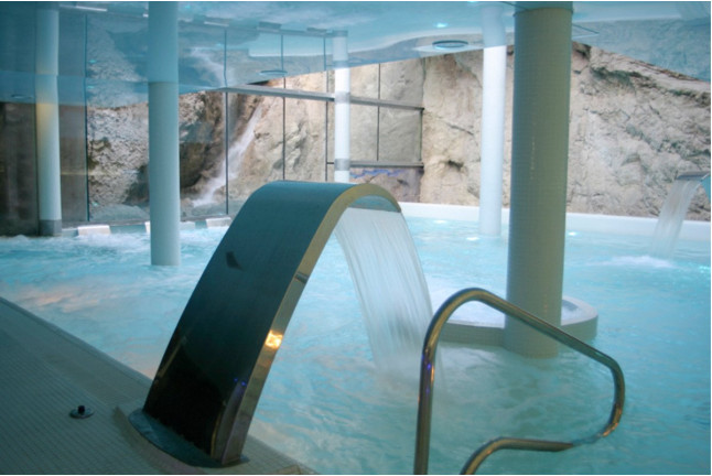 Circuito Spa y Menú en Hotel Balneario La Hermida 4* y Visita a la Bodega Picos de Cabariezo con Cata para dos (Cantabria)