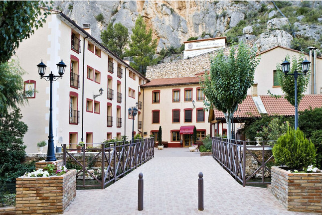 Escapada de 1 o 2 Noches con Acceso al Lago Termal y Cena en Hotel Balneario de La Virgen (Jaraba, Zaragoza)