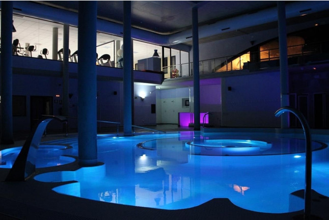 Experiencia del Bienestar: Circuito Termal, Jacuzzi Privado, Envoltura Corporal y Masaje en León Termal Sport (Santa María del Páramo, León)