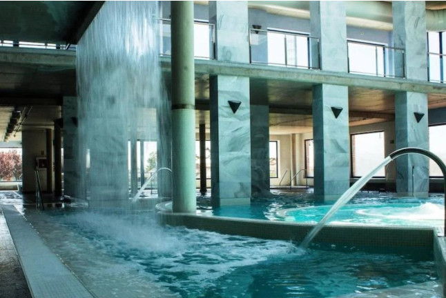 Experiencia del Bienestar: Circuito Termal, Jacuzzi Privado, Envoltura Corporal y Masaje en León Termal Sport (Santa María del Páramo, León)