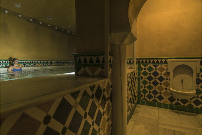 Baños Árabes, Masaje 25' y Cóctel de Cava para dos en Palacio de Comares del Hotel Macià Real de la Alhambra 4* (Granada)