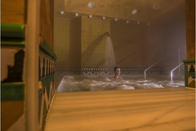 Baños Árabes, Masaje 25' y Cóctel de Cava para dos en Palacio de Comares del Hotel Macià Real de la Alhambra 4* (Granada)
