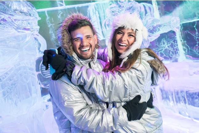 Pack Romántico: Entrada, Bebida y Terraza con Botella de Cava y Bombones para dos en Bar de Hielo Icebarcelona (Barcelona) 