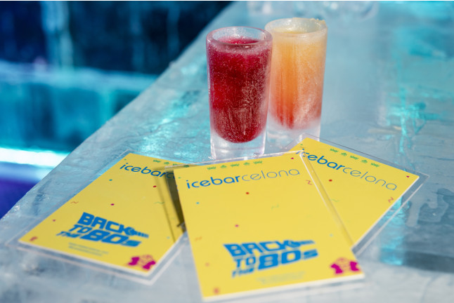 Pack Romántico: Entrada, Bebida y Terraza con Botella de Cava y Bombones para dos en Bar de Hielo Icebarcelona (Barcelona) 