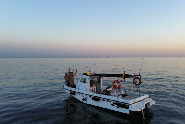 Salida en Barco Privado con Avistamiento de Delfines, Snorkel, Paddle SUP y Bebida Ilimitada para dos (Benalmádena, Málaga)