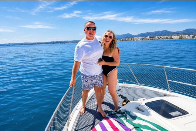 Paseo en Barco Privado para dos en Busca de Delfines por la Bahía de Estepona con Cava y Picoteo (Málaga)