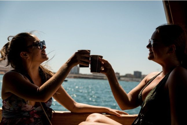 Sunset Tour: Atardecer en Barco con Snacks, Bebida y DJ en Vivo (Mallorca)