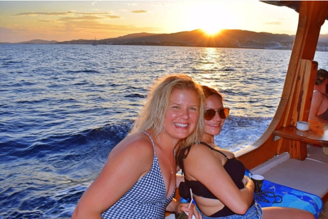 Sunset Tour: Atardecer en Barco con Snacks, Bebida y DJ en Vivo (Mallorca)