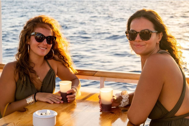Sunset Tour: Atardecer en Barco con Snacks, Bebida y DJ en Vivo (Mallorca)