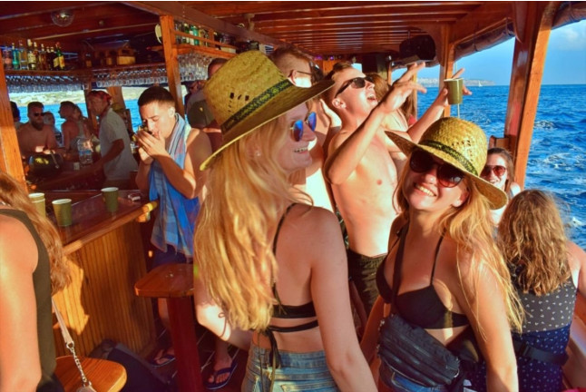 Sunset Tour: Atardecer en Barco con Snacks, Bebida y DJ en Vivo (Mallorca)