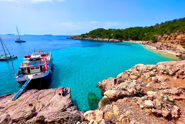 Paseo en Barco por las Playas del Norte y Snorkel en Cala Salada (Ibiza)