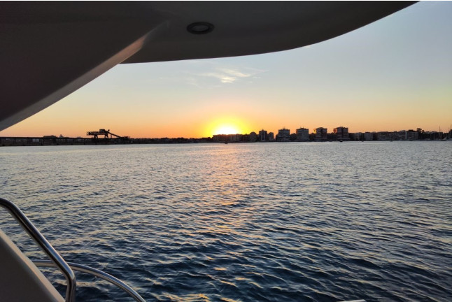 Paseo en Barco con Parasailing, Paddle Surf y Copa de Cava Premium (Torrevieja, Alicante)