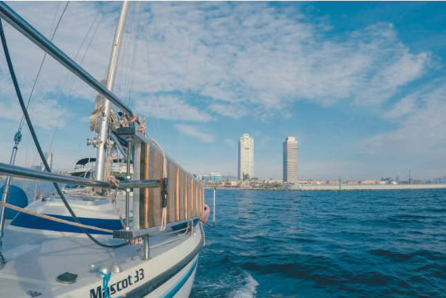 Salida en Velero con Paddle Surf, Aperitivo, Bebidas y Opción a ver el Atardecer (Barcelona)