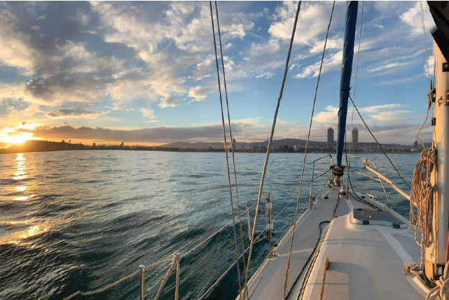 Salida en Velero con Paddle Surf, Aperitivo, Bebidas y Opción a ver el Atardecer (Barcelona)