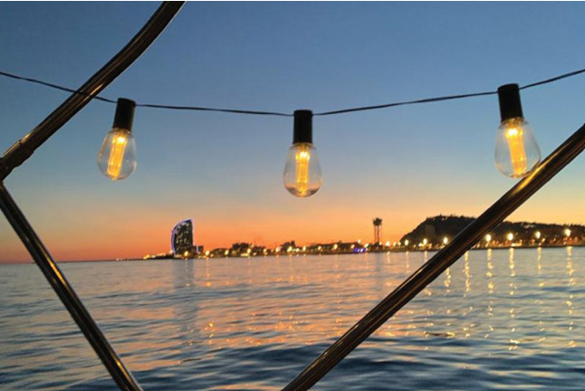 Salida en Velero con Paddle Surf, Aperitivo, Bebidas y Opción a ver el Atardecer (Barcelona)