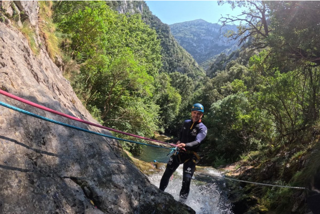 Descenso del Barranco Río Navedo (La Hermida, Cantabria)