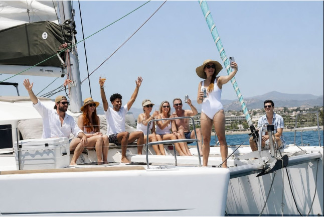 Salida Privada en Catamarán Valhalla (Benalmádena, Málaga)