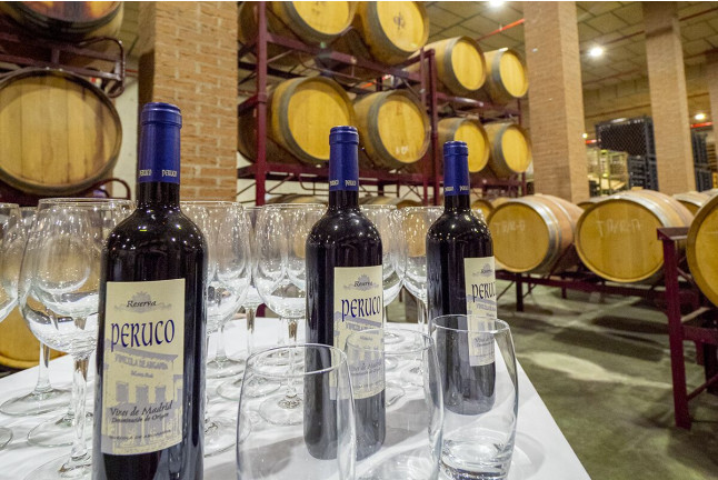 Visita a Bodega y Degustación con Maridaje en Arganda del Rey y Piscina Climatizada con Masaje para dos (Madrid)