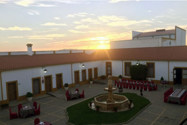 Escapada con Cena en Hotel Bodega El Moral 4* y Visita a Bodega Las Encomiendas y Cata para dos (Ribera del Fresno, Badajoz)
