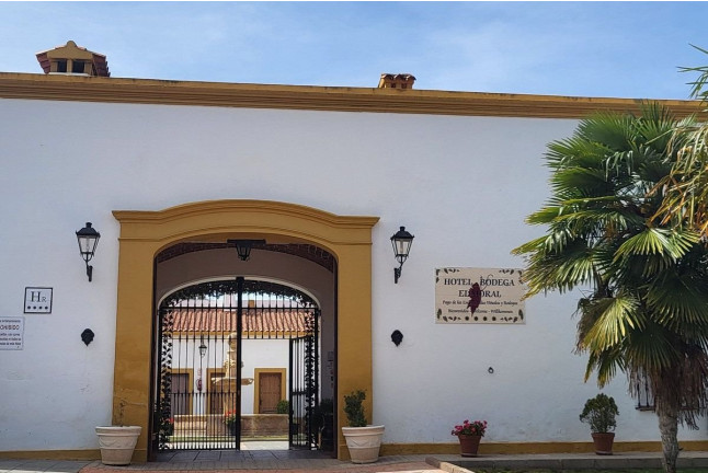 Escapada con Cena en Hotel Bodega El Moral 4* y Visita a Bodega Las Encomiendas y Cata para dos (Ribera del Fresno, Badajoz)