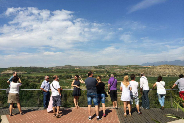 Visita Cantos para dos: Visita a los Viñedos, Bodega y Cata de Vinos en la Bodega Finca Valpiedra (La Rioja)