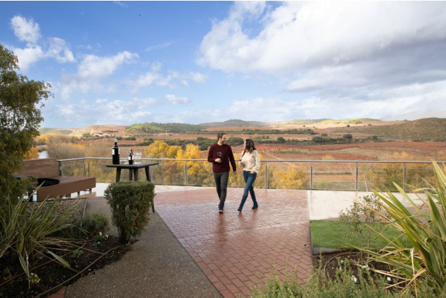 Visita Cantos para dos: Visita a los Viñedos, Bodega y Cata de Vinos en la Bodega Finca Valpiedra (La Rioja)